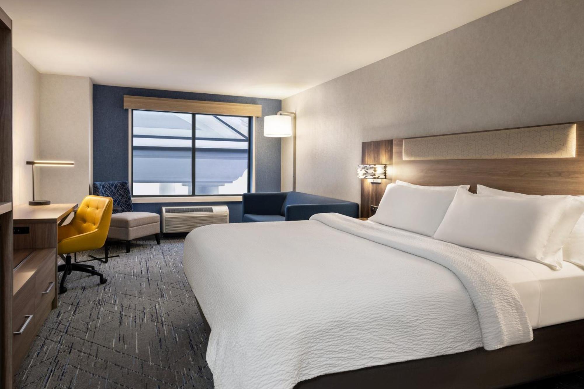 Standard King Room with Roll-in Shower - Mobility Accessible,1649905522:JPEG